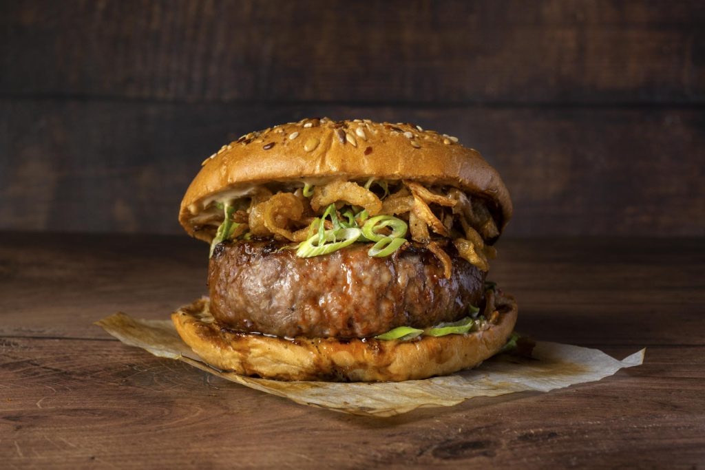 Hamburguesa de la casa a la parrilla