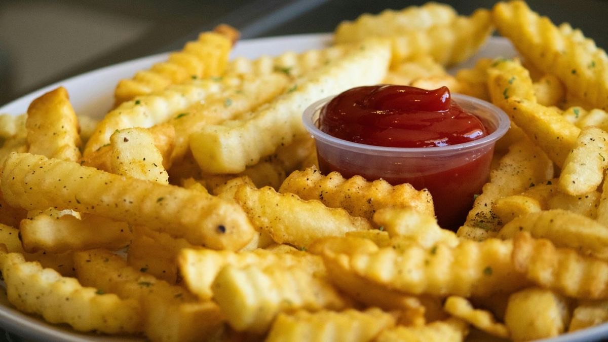 Patatas onduladas con kétchup