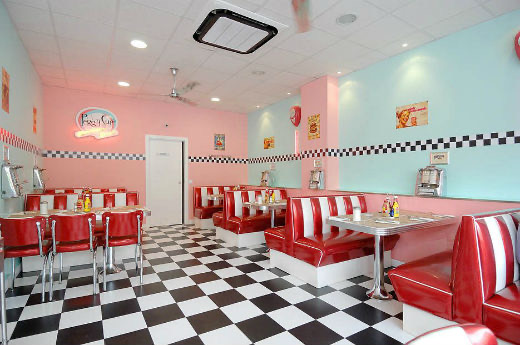 Interior del diner Patty's con bancos rojos y suelo de ajedrez